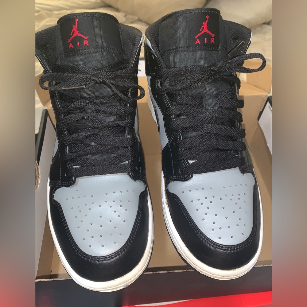 Jordan 1 Mid
Shadow Red